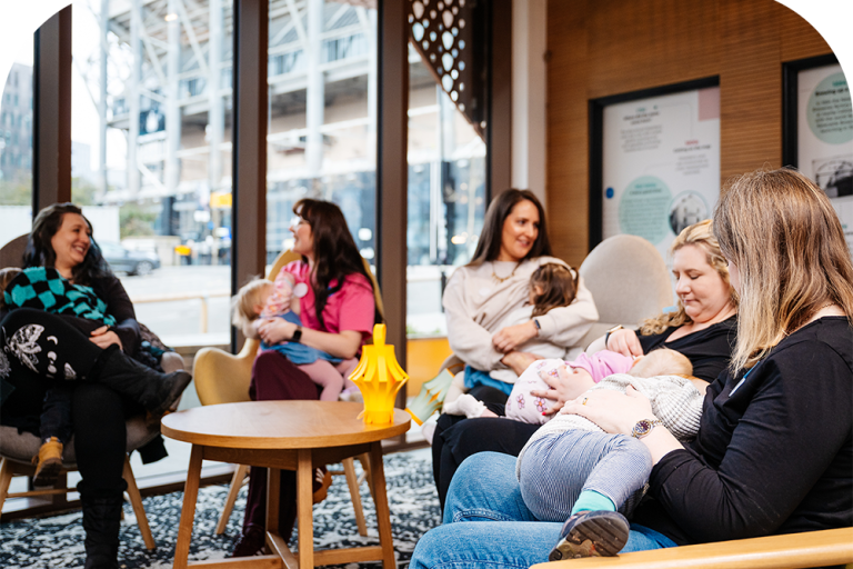 Group of mams breastfeeding 